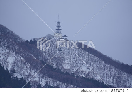冬天的森山：山上的兼木堂和電波塔（秋田縣五條目町森山） 85787943