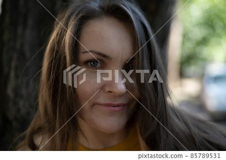 beautiful middle-aged brown-haired woman 85789531