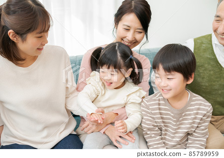 Three generations family Three generations family 85789959