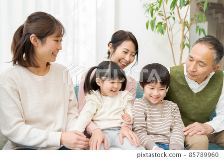 Three generations family Three generations family 85789960