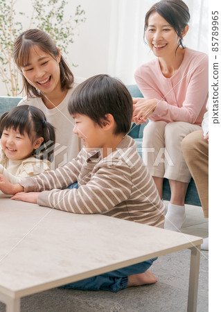 Three generations family 85789965
