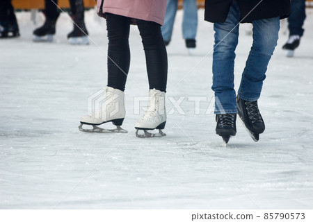 legs of people skating 85790573