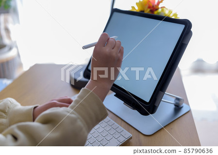 手 手邊 手上 85790636