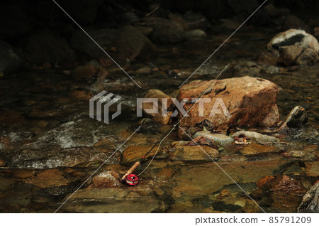 放置在山間溪流中的飛具 85791209