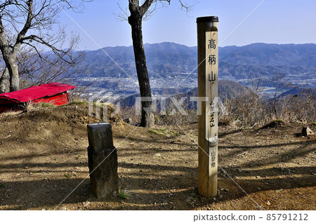 Doshisankai, the summit of Mt. Takatsukayama, one of the 100 famous mountains in Yamanashi. Doshisankai, the summit of Mt. Takatsukayama, one of the 100 famous mountains in Yamanashi. 85791212