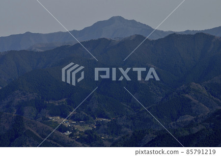 從山頂看到的奧多摩的小嶽山 85791219