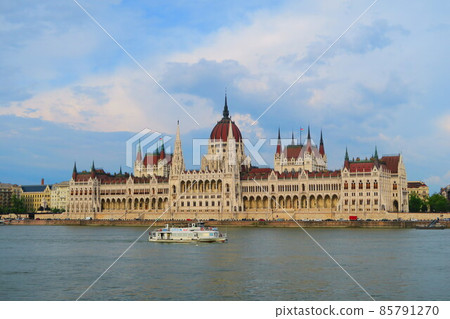 Beautiful Parliament building on the shores of Donau 85791270