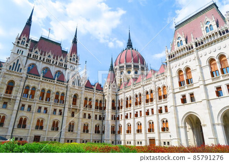 Beautiful Parliament building on the shores of Donau 85791276