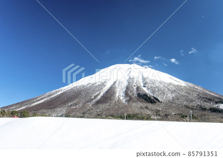 Snow scene of Daisen (from Hoki Town) 85791351