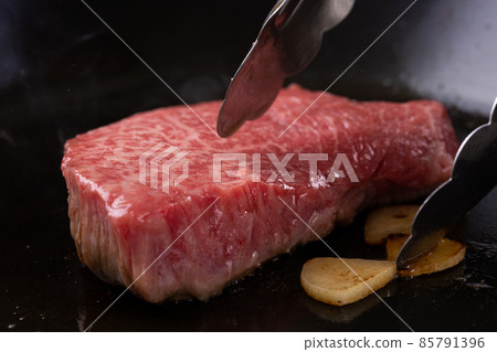 Bake beef rump in a frying pan Bake beef rump in a frying pan 85791396