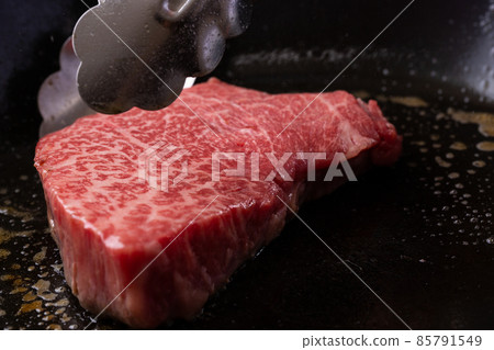 Bake beef rump in a frying pan Bake beef rump in a frying pan 85791549