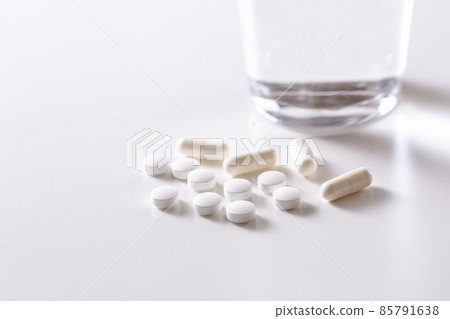 White tablets and capsules on white background White tablets and capsules on white background 85791638
