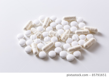 許多白色片劑和膠囊在白色背景 85791651