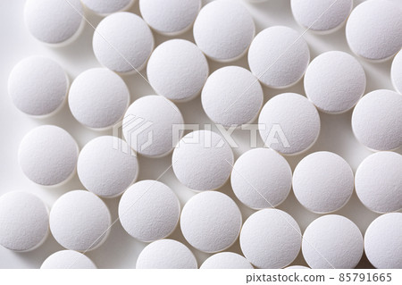 White tablets seen from a bird's-eye view 85791665