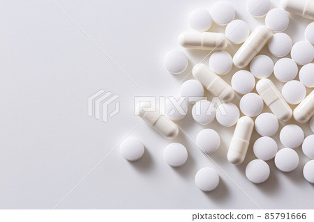 White tablets and capsules 85791666