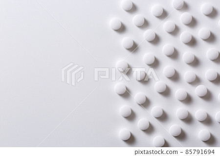 Lots of white tablets 85791694