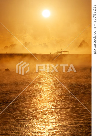 日南海岸南鄉町洞浦港掀起一場頭髮風暴,被太平洋初升的太陽染成了暮色。 日南海岸南鄉町洞浦港掀起一場頭髮風暴,被太平洋初升的太陽染成了暮色。 85792215