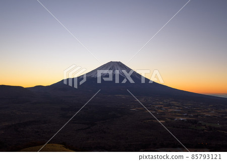 Superb view from Mt. Fuji silhouette and Ryugadake at dawn Superb view from Mt. Fuji silhouette and Ryugadake at dawn 85793121