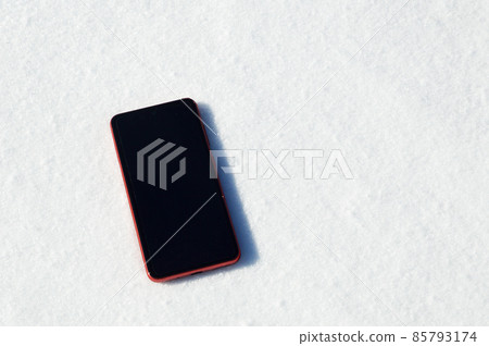 雪地上的智能手機 雪地上的智能手機 85793174