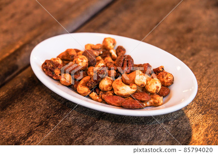 Seasoned mixed nuts that look delicious 85794020