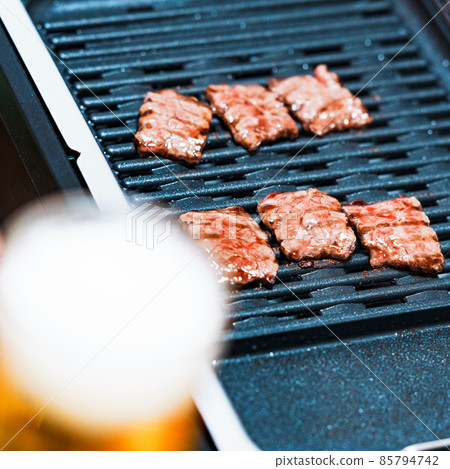 Home-drinking yakiniku beer [image of yakiniku and alcohol] 85794742