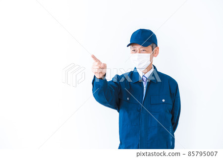 Technician working with a mask 85795007