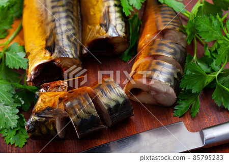 Sliced smoked mackerel with parsley 85795283