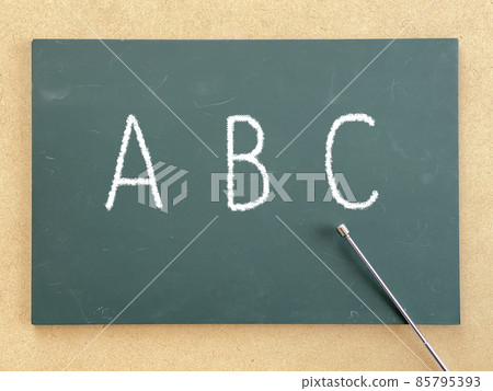 黑板上有 ABC 字母和指針 85795393