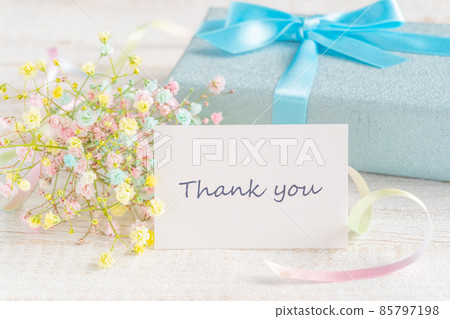 柔和的彩色滿天星和藍色包裝禮物和“謝謝”卡 85797198