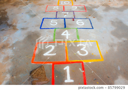 在柬埔寨的孤兒院玩耍 (Kenkenpa) 在柬埔寨的孤兒院玩耍 (Kenkenpa) 85799029