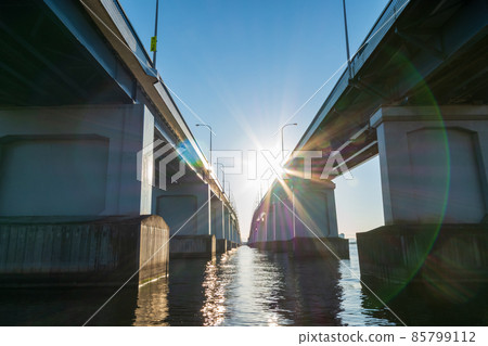 琵琶湖大橋和朝日 85799112