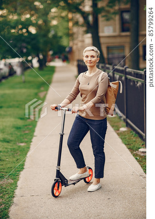woman with kick scooter in Chicago woman with kick scooter in Chicago 85799264
