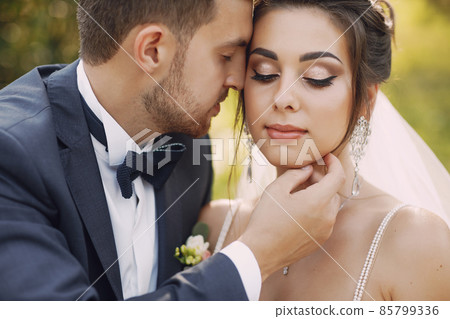 wedding couple 85799336