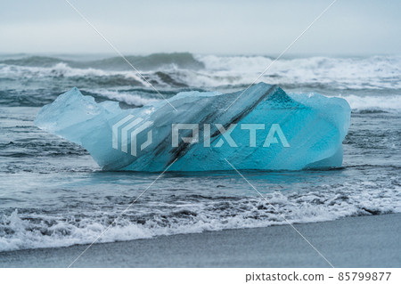 Spectacular deep blue iceberg in diamond beach Spectacular deep blue iceberg in diamond beach 85799877