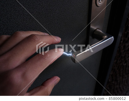 Image of static electricity generated between the door handle and the hand 85800012
