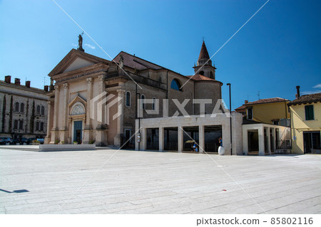 Duomo di San Martino, Peschiera del Garda, Venetia, Italy 85802116
