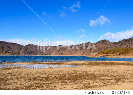 Sunny winter sky and mountains, Lake Motosu Sunny winter sky and mountains, Lake Motosu 85802370