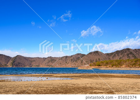 Sunny winter sky and mountains, Lake Motosu Sunny winter sky and mountains, Lake Motosu 85802374