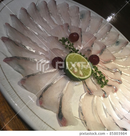 如何以時尚的方式提供生魚片（薄）的示例 85803984