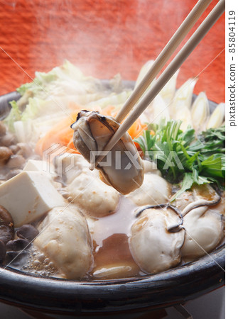 Oyster miso hot pot, lifting chopsticks 85804119