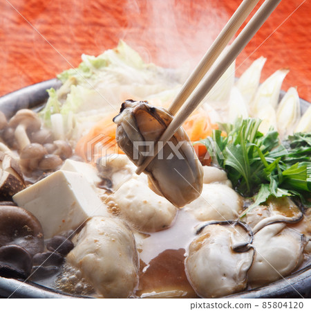 Oyster miso hot pot, lifting chopsticks 85804120