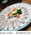以時尚的方式供應生魚片（薄）的示例 85804339