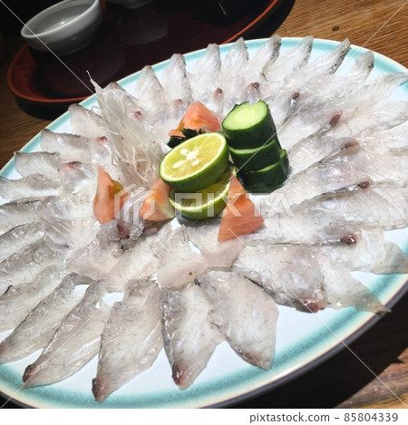 以時尚的方式供應生魚片(薄)的示例 以時尚的方式供應生魚片(薄)的示例 85804339