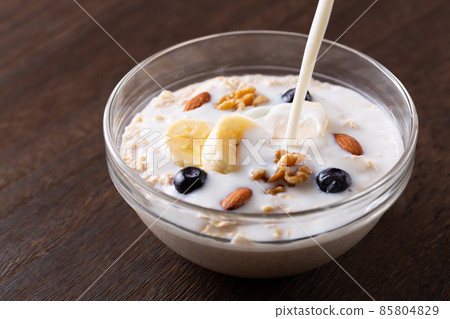 將牛奶倒入燕麥片中 85804829