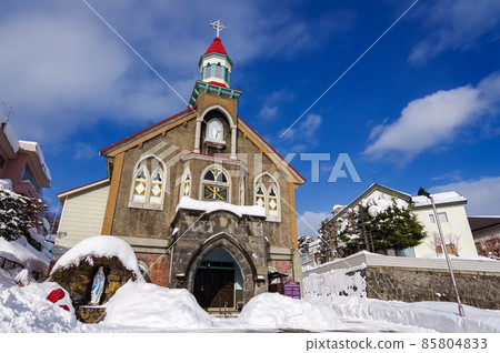 被雪富岡大教堂包圍的小樽天主教堂(北海道小樽市) 被雪富岡大教堂包圍的小樽天主教堂(北海道小樽市) 85804833