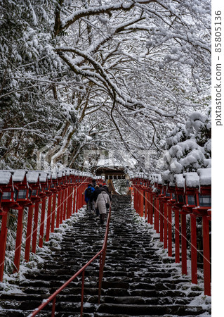 京都市雪景冬季貴船神社及周邊景色 85805136