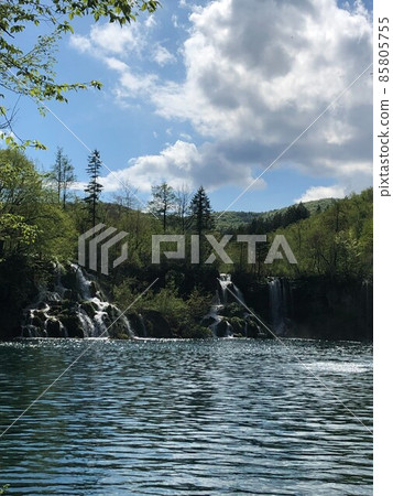 瀑布和湖泊 85805755