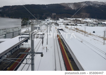 Platform of Shin-Hakodate Hokuto Station 85806447