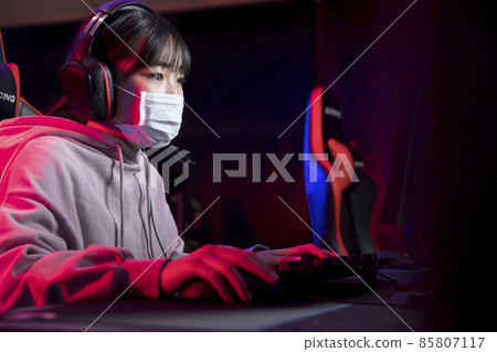 電子競技比賽一個戴著面具玩遊戲的女孩 85807117
