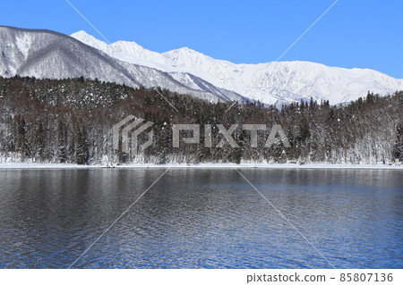 冬天的青木湖和白馬宮山 85807136